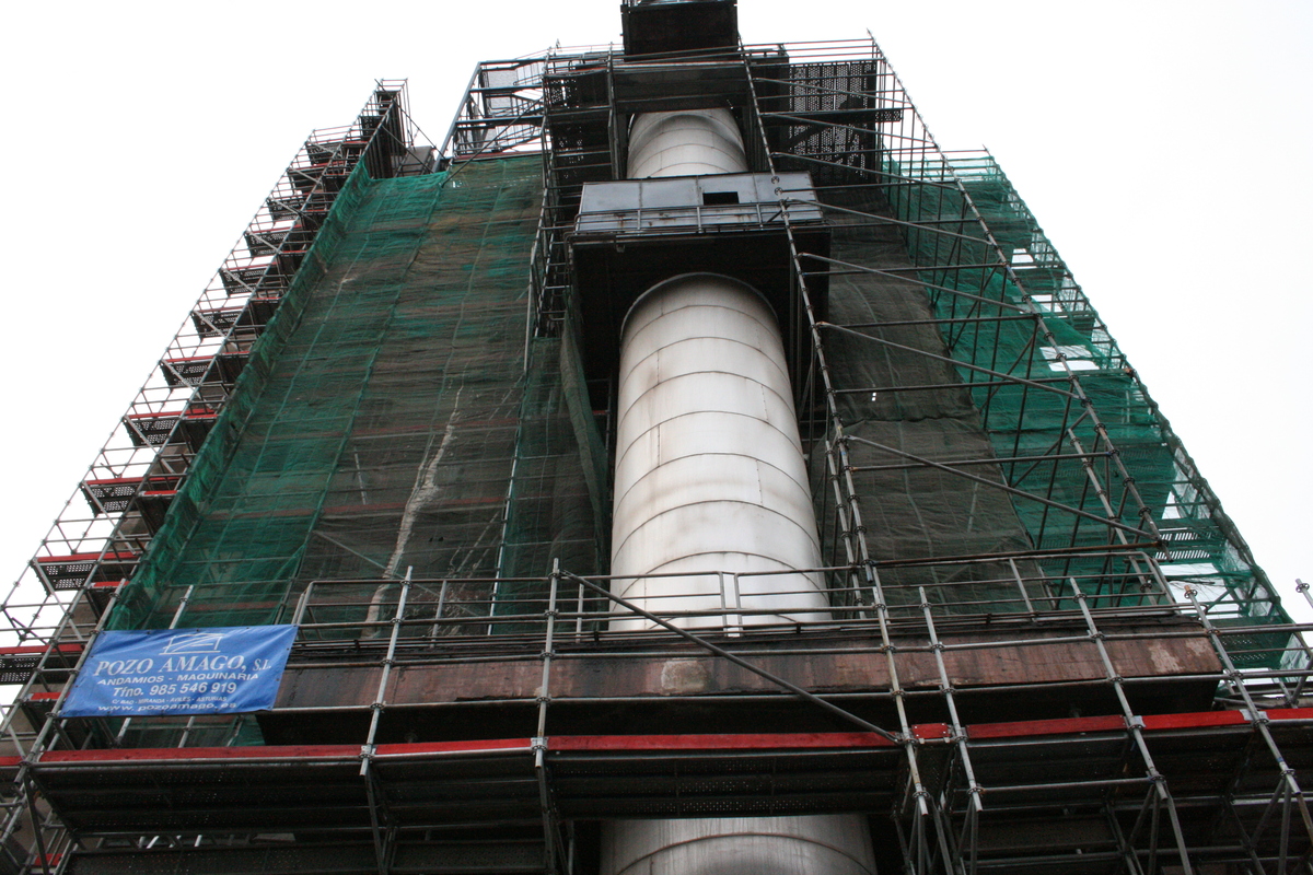 Andamio industrial en chimenea — Pozo Amago